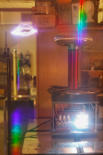 Tesla coil lightnings trough diffraction grating