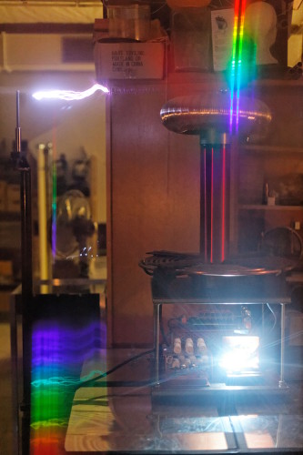 Tesla coil lightnings trough diffraction grating